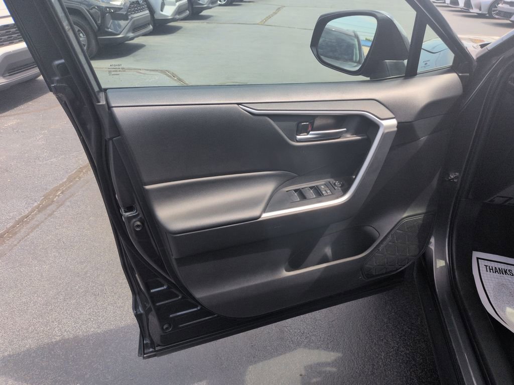 Used 2025 Toyota RAV4 XLE AWD/4WD image 10