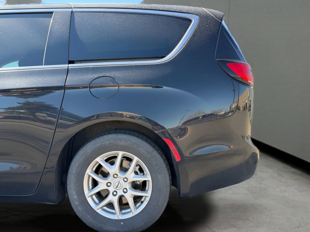 Used 2024 Chrysler Pacifica Touring-L image 13