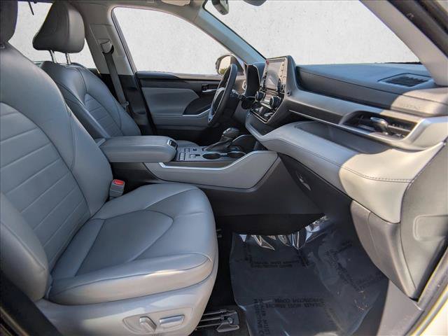 Used 2022 Toyota Highlander XLE AWD/4WD image 21