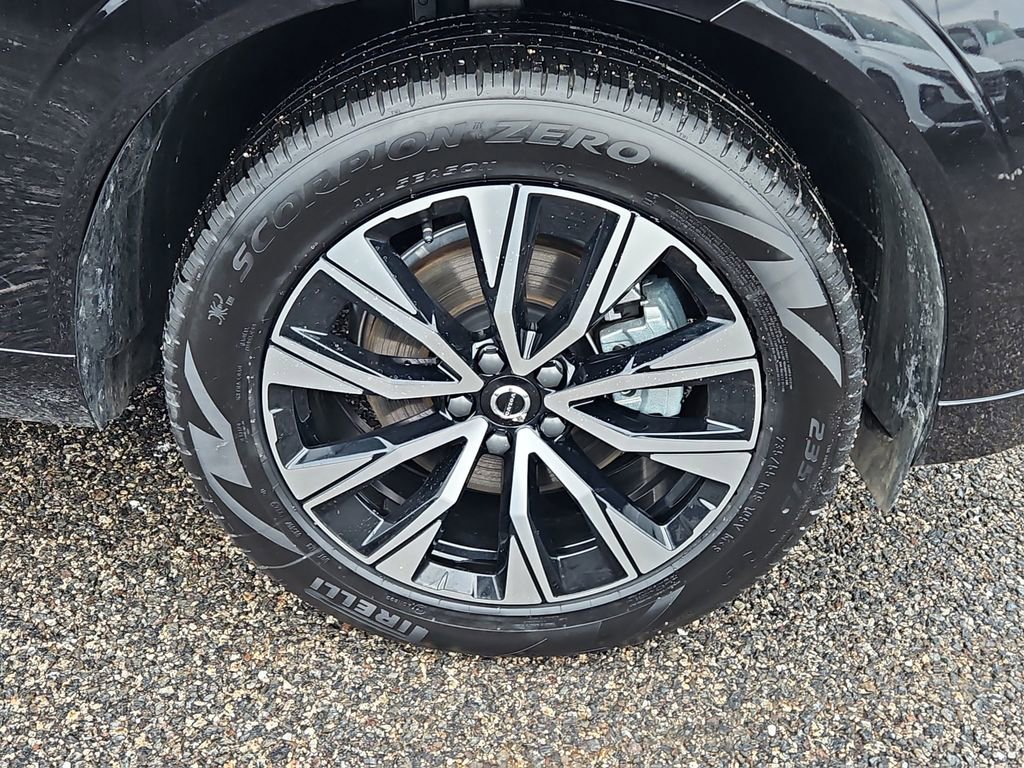 Used 2025 Volvo XC60 B5 Core image 10