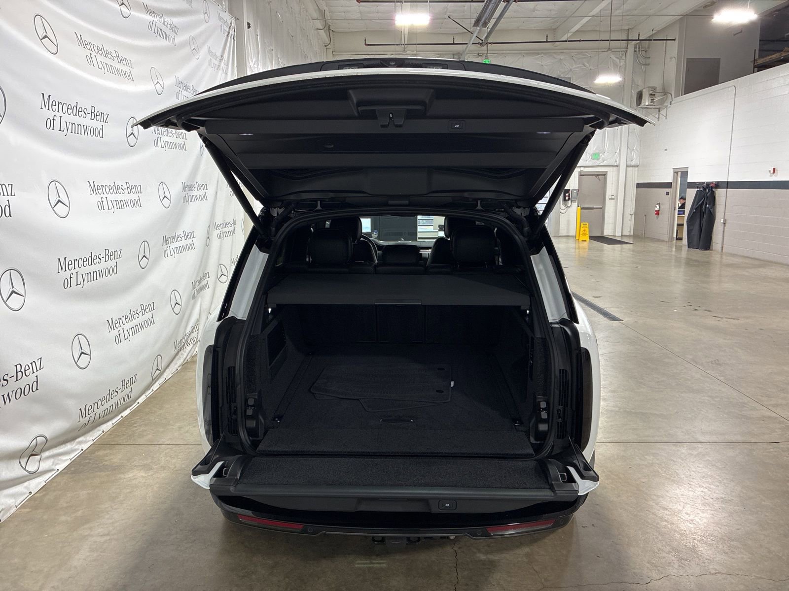 Used 2025 Land Rover Range Rover SE image 6