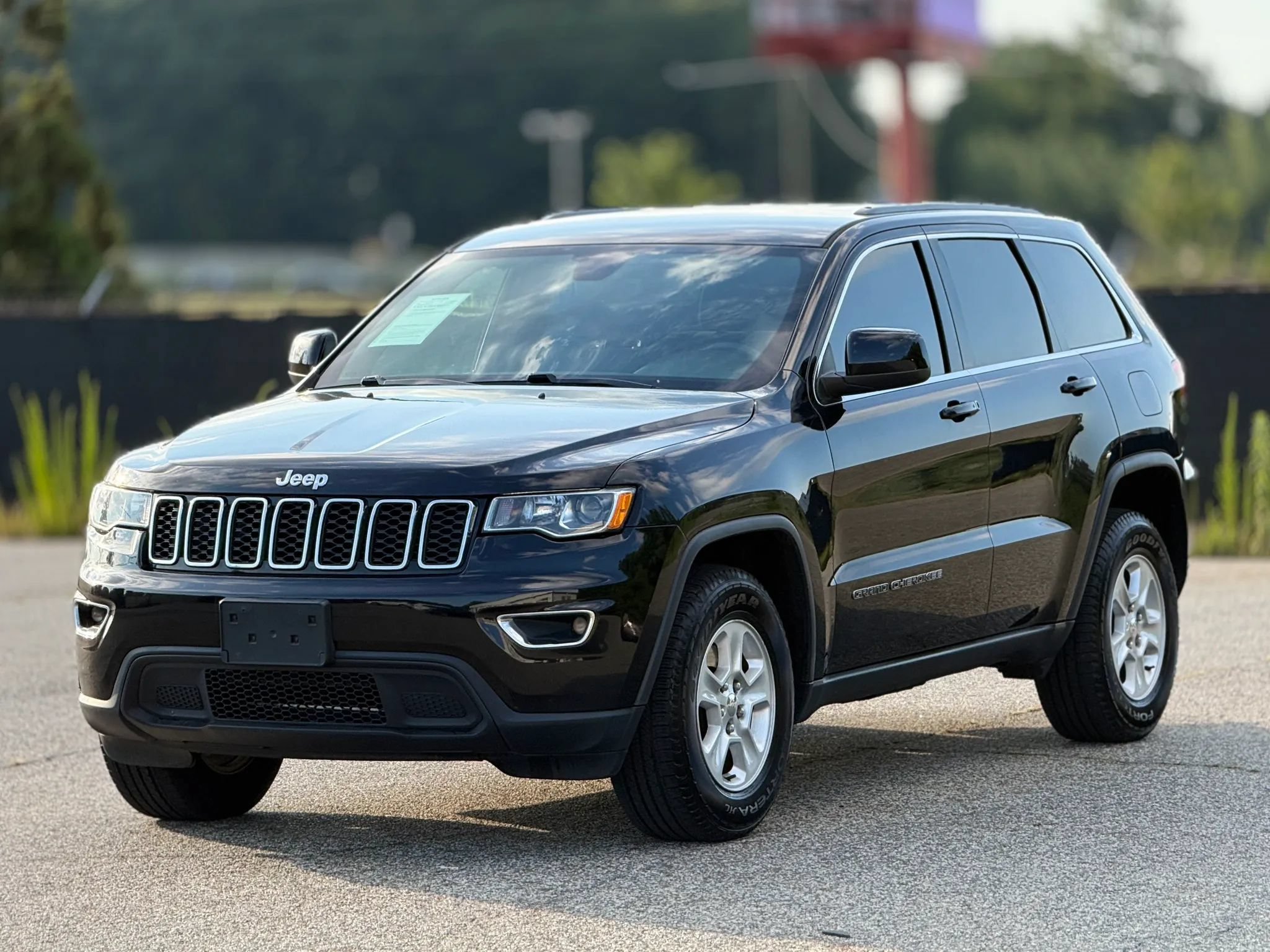 Used 2017 Jeep Grand Cherokee Laredo AWD/4WD image 6