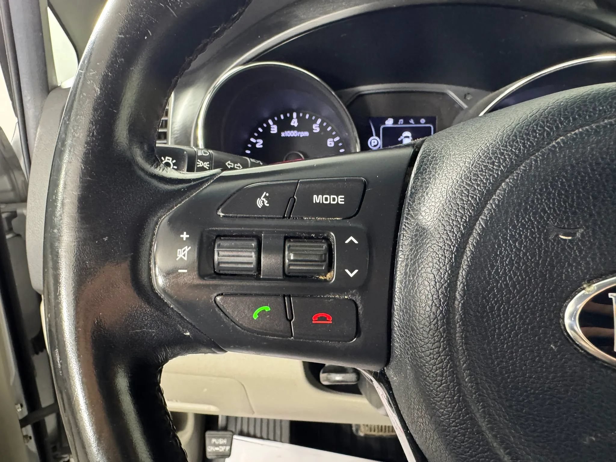 Used 2017 Kia Sedona LX w/ LX Essentials Premium Package FWD image 15