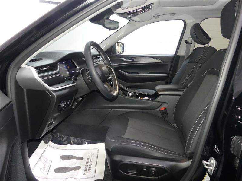 Used 2023 Jeep Grand Cherokee Laredo w/ Luxury Tech Group I AWD/4WD image 21