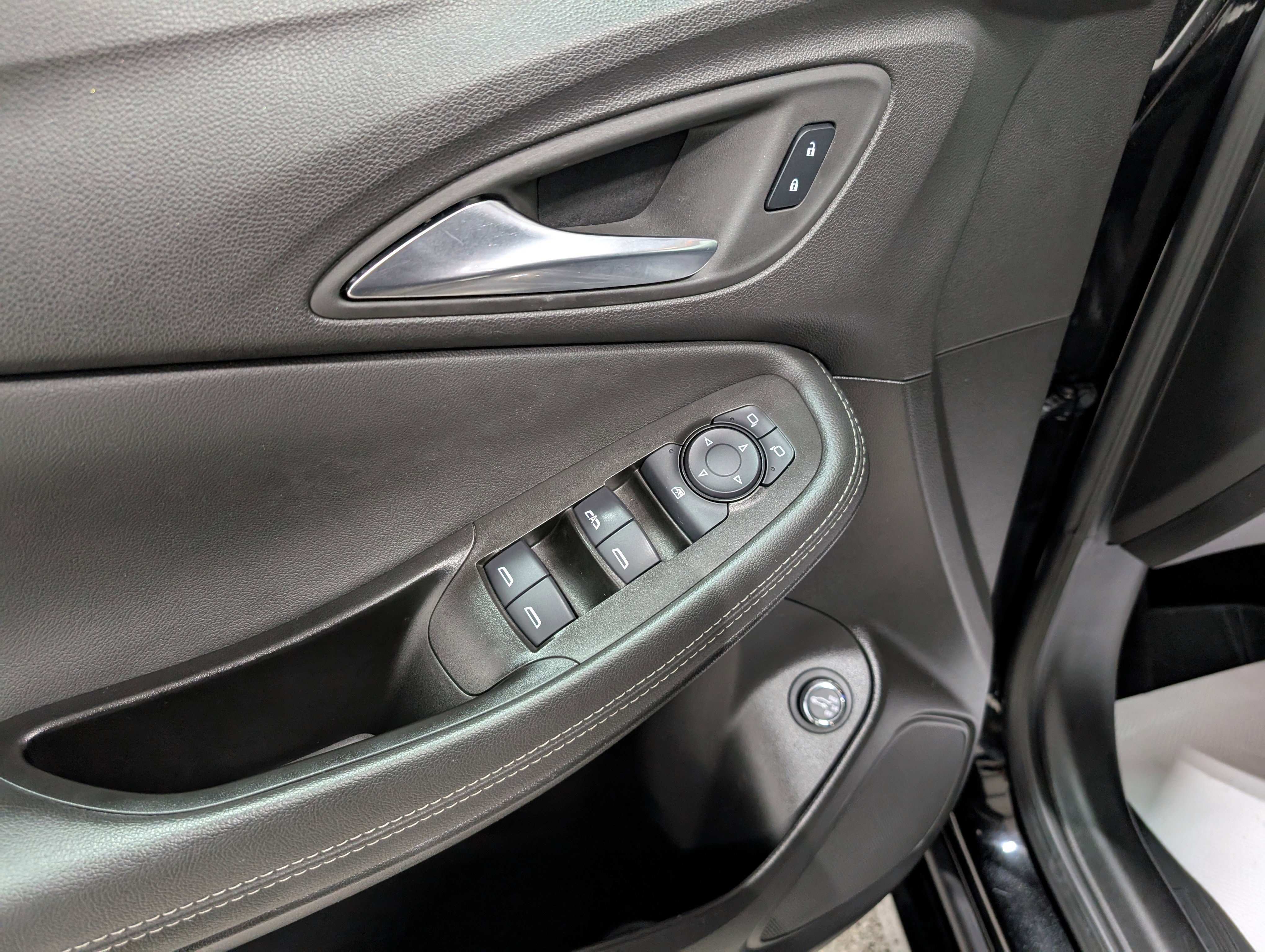 Used 2024 Buick Encore GX Sport Touring w/ Experience Buick Package image 12