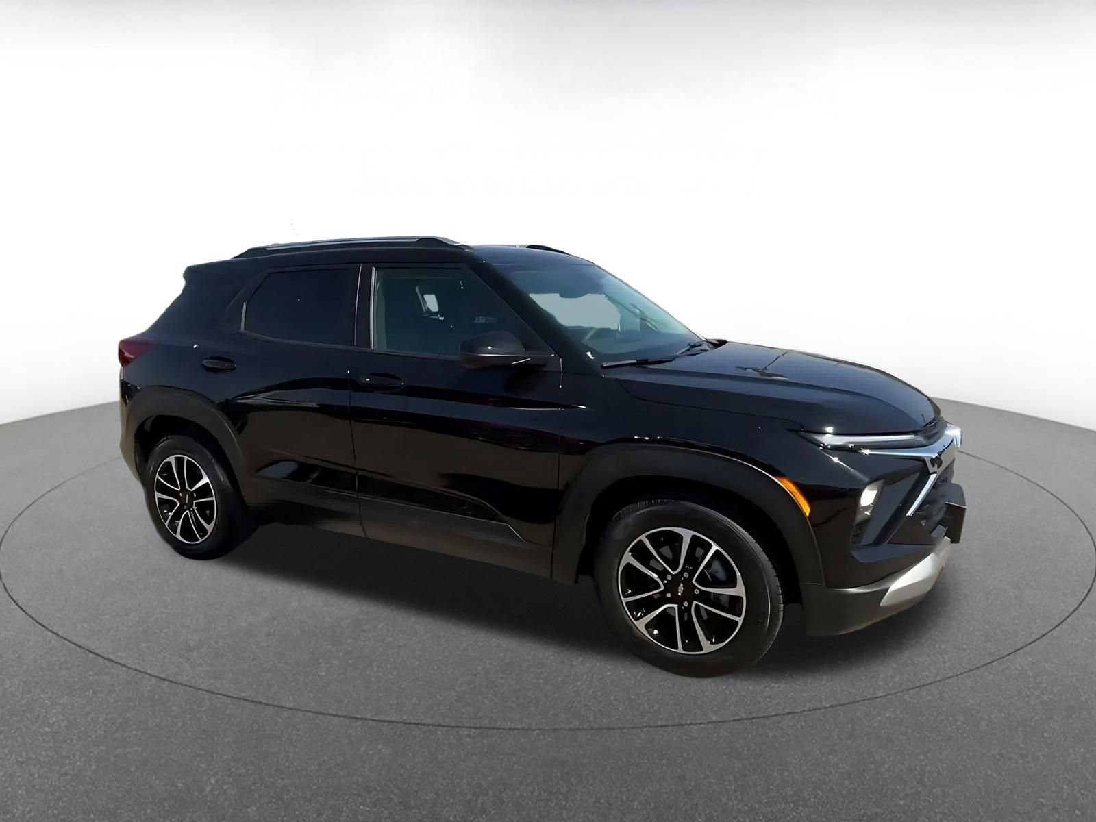 Used 2025 Chevrolet TrailBlazer LT FWD image 2