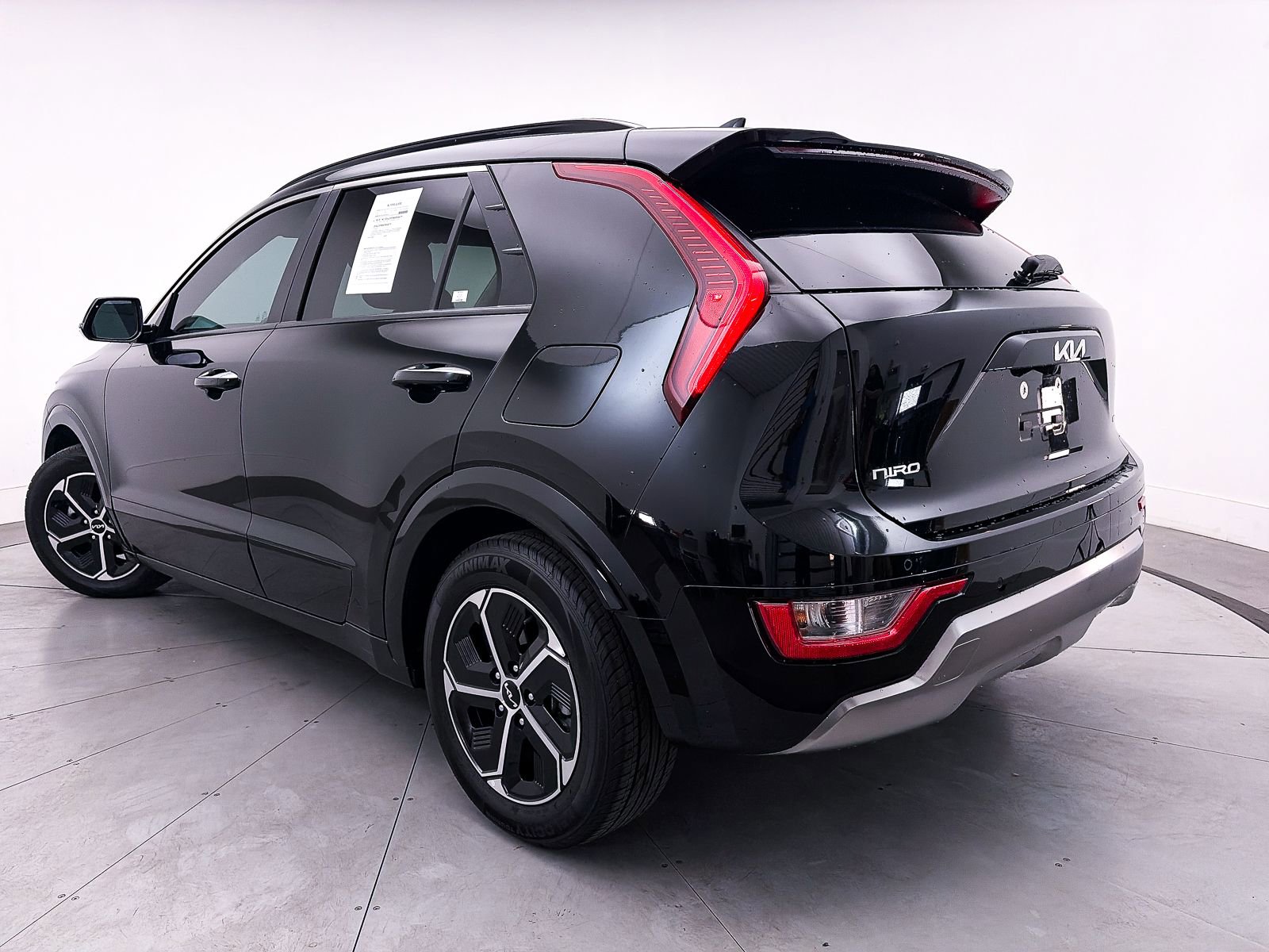 Used 2023 Kia Niro SX image 2