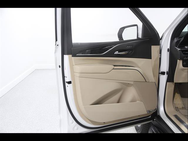 Used 2021 Cadillac Escalade Premium Luxury AWD/4WD image 4