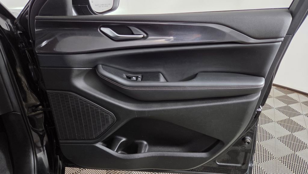 Used 2023 Jeep Grand Cherokee Laredo image 34