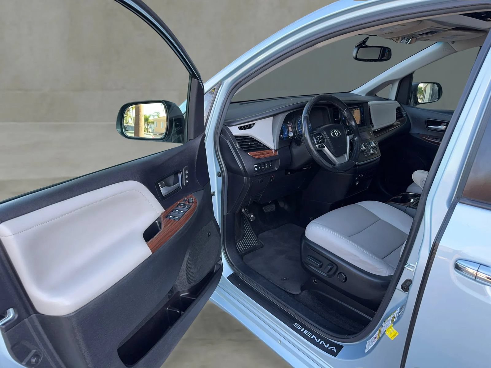Used 2015 Toyota Sienna Limited FWD image 11