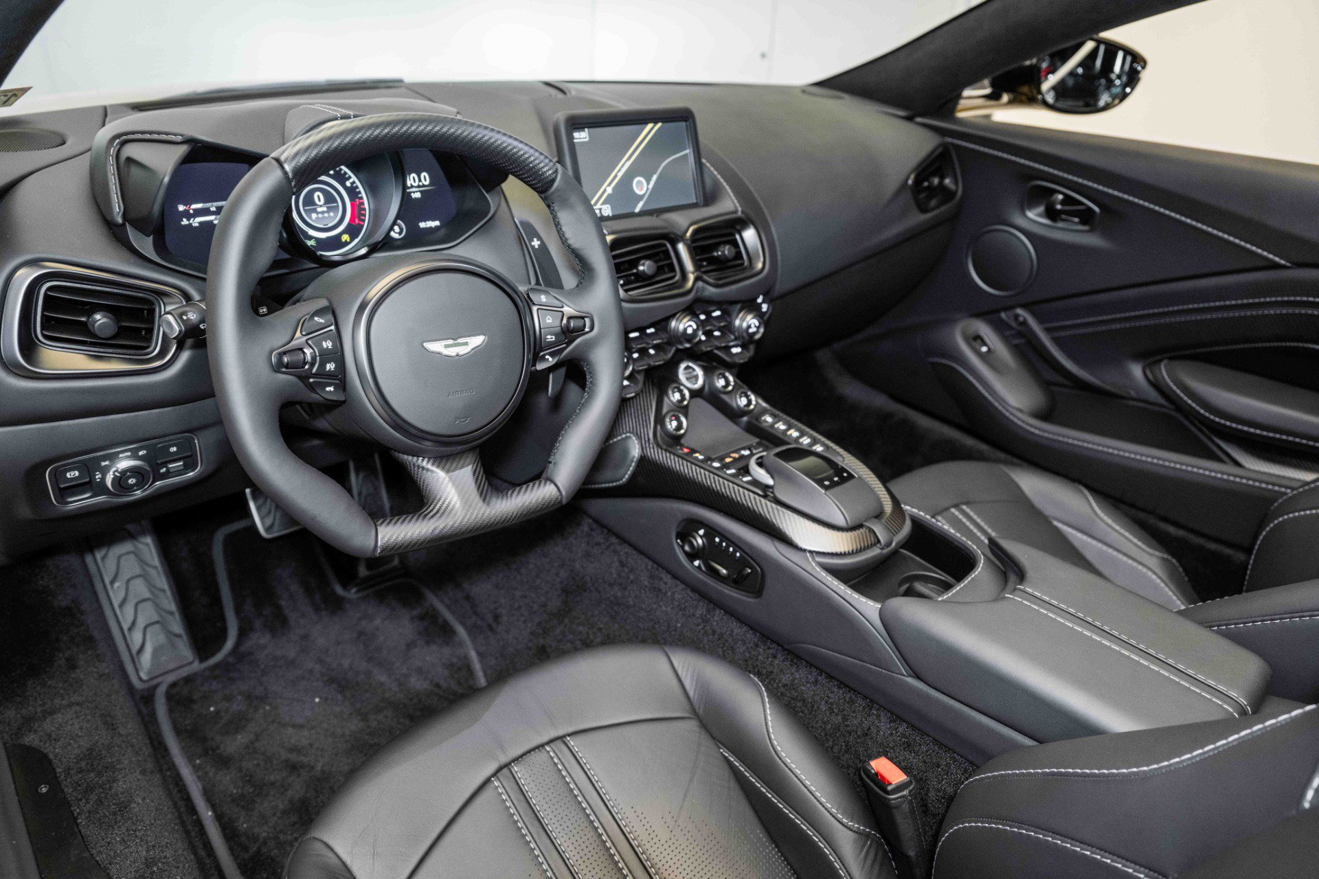 Used 2023 Aston Martin V8 Vantage Roadster image 3