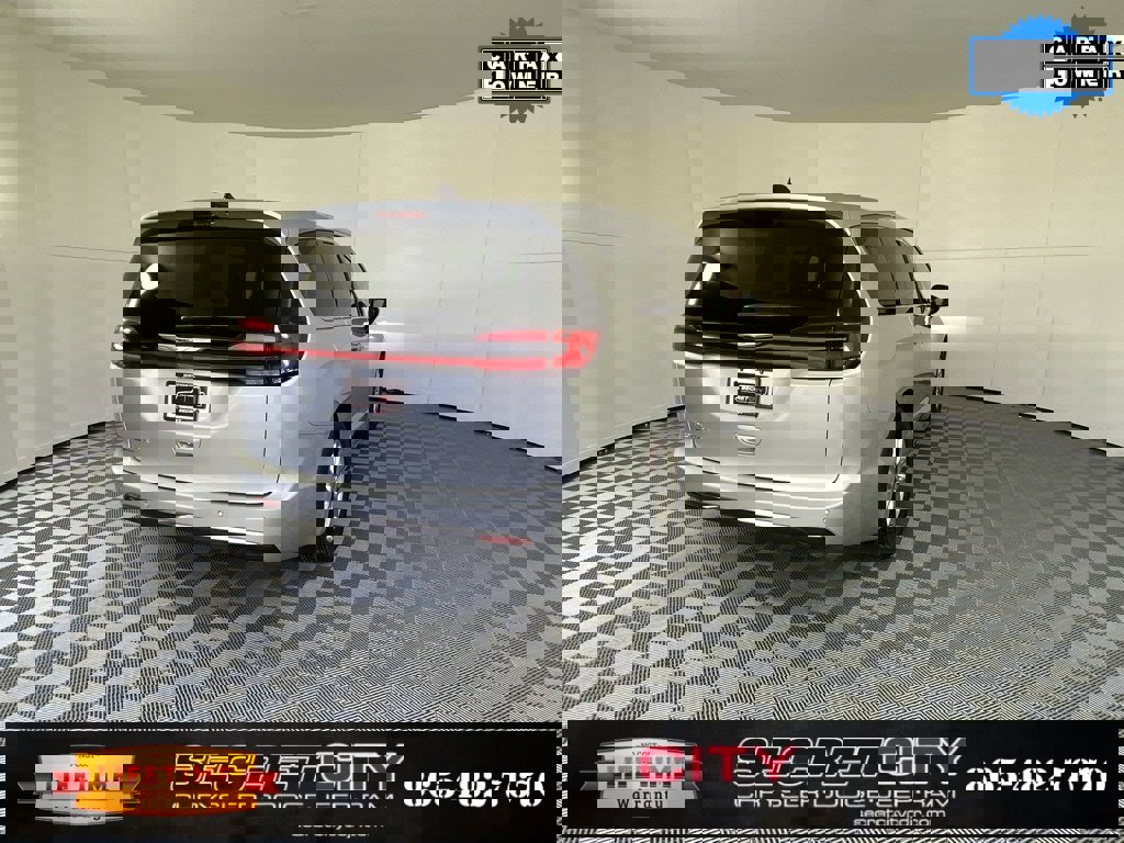 Used 2024 Chrysler Pacifica Touring-L image 7