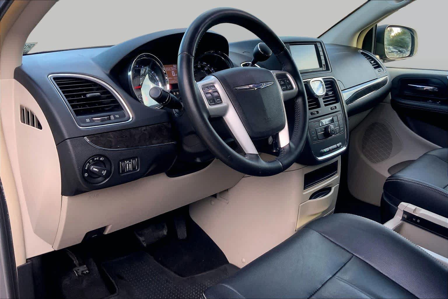Used 2016 Chrysler Town & Country Touring FWD image 17