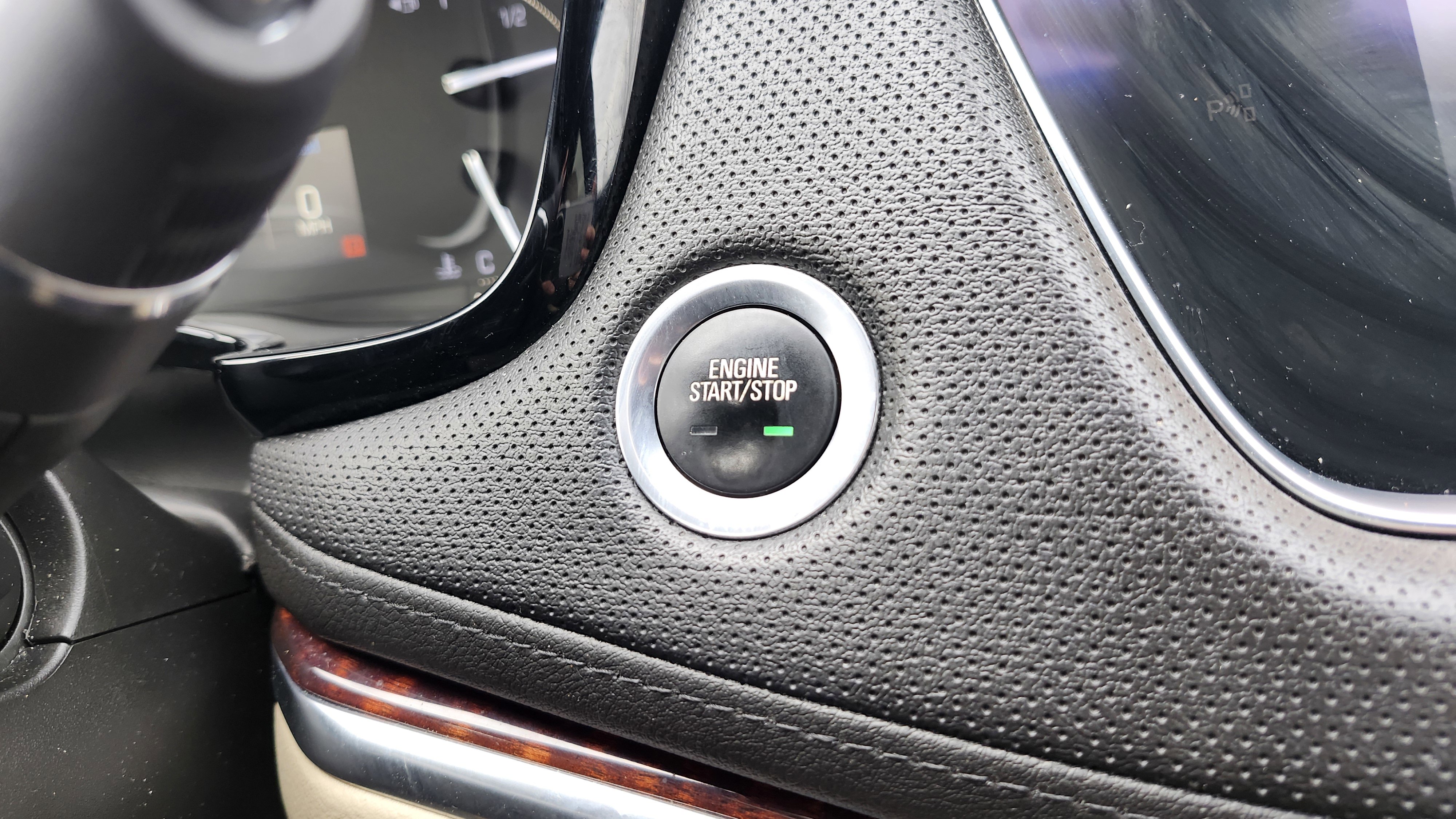 Used 2018 Cadillac XT5 Luxury w/ Driver Awareness Package image 9