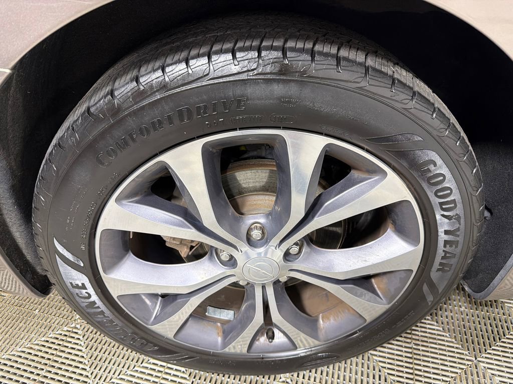 Used 2018 Chrysler Pacifica Limited w/ Tire & Wheel Group FWD image 18
