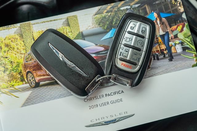 Used 2019 Chrysler Pacifica Touring-L FWD image 48