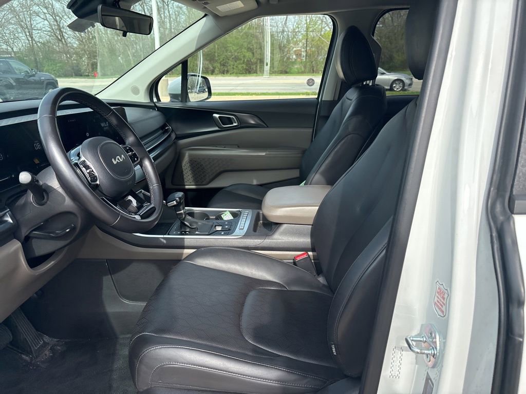 Used 2025 Kia Carnival image 11