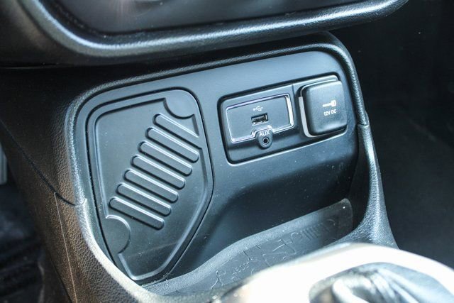 Used 2016 Jeep Renegade Latitude w/ Cold Weather Group FWD image 19