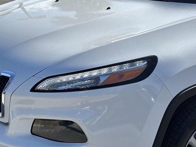 Used 2018 Jeep Cherokee Latitude w/ Safety Group image 7