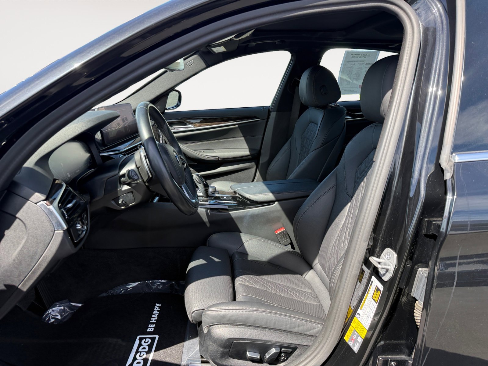 Used 2023 BMW 530e w/ Premium Package image 10