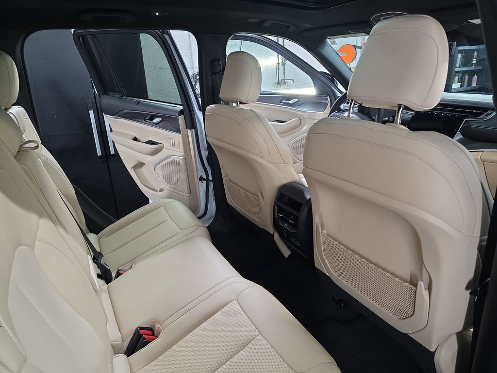 Used 2025 Jeep Grand Cherokee Limited w/ Luxury Tech Group II image 11
