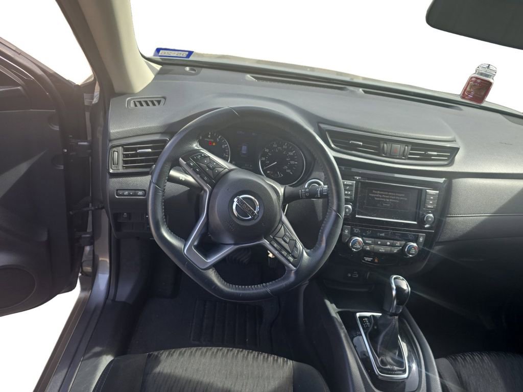 Used 2018 Nissan Rogue SV image 12
