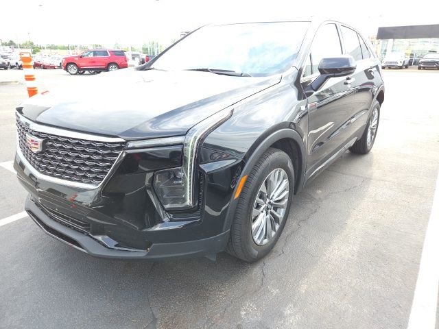 Used 2024 Cadillac XT4 Premium Luxury image 2