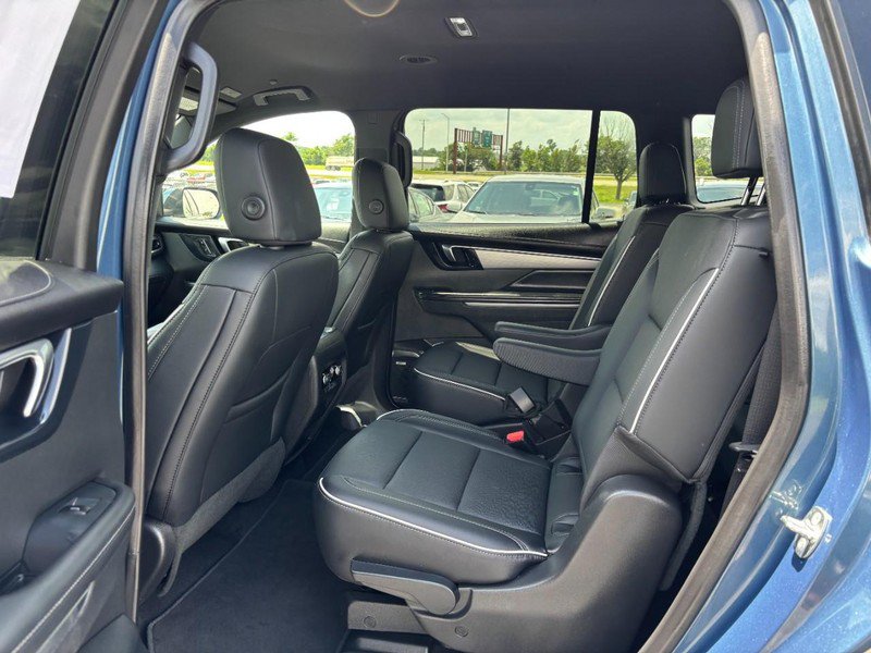 Certified 2025 Buick Enclave Preferred FWD image 11