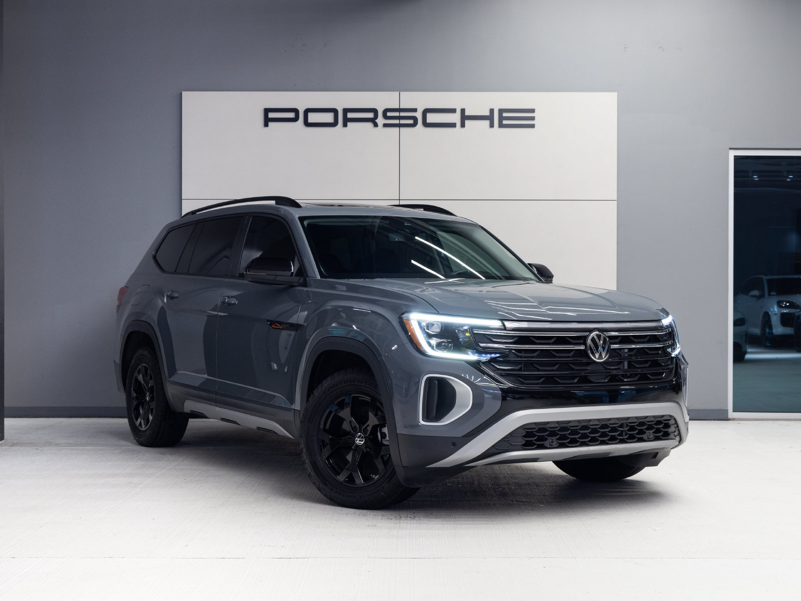 Used 2025 Volkswagen Atlas Peak Edition SE AWD/4WD image 9