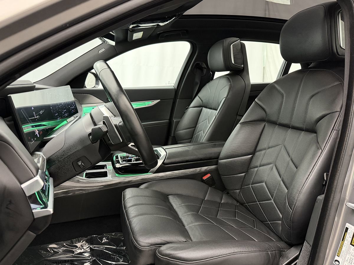 Used 2024 BMW 740i xDrive image 9