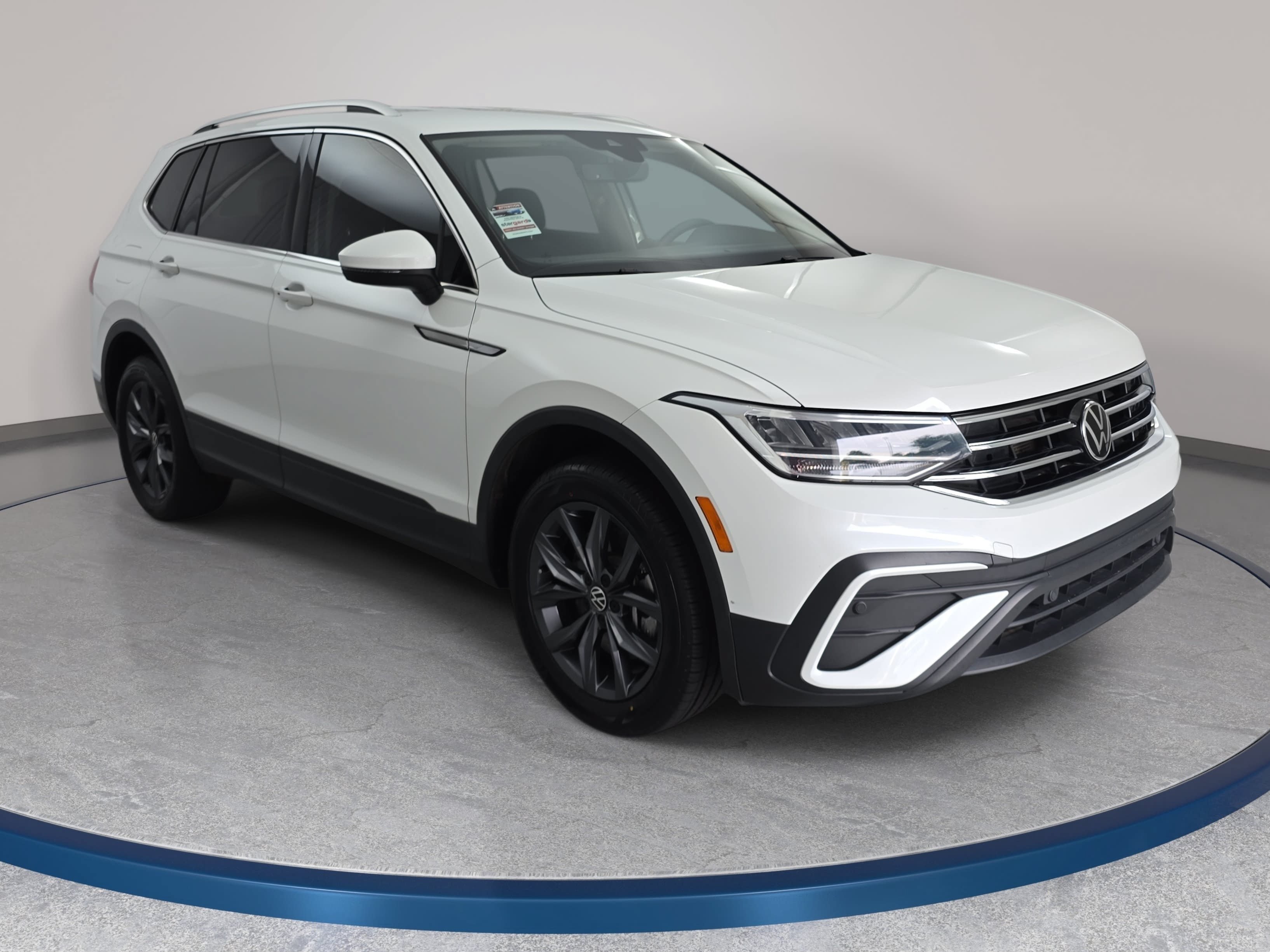 Used 2023 Volkswagen Tiguan SE FWD image 3