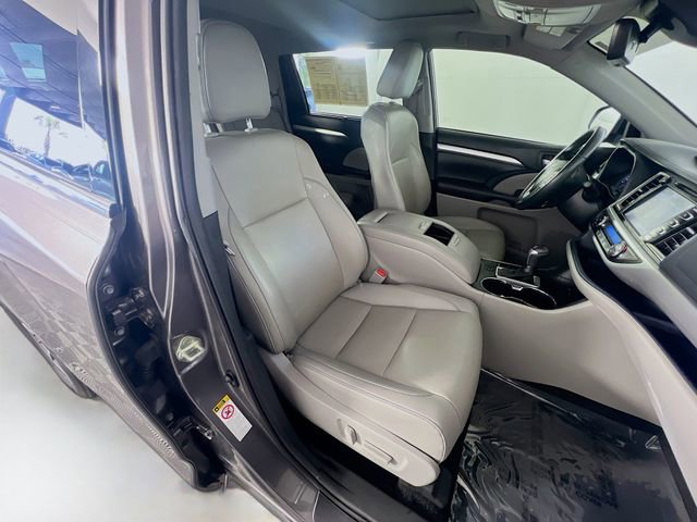 Used 2019 Toyota Highlander XLE FWD image 30