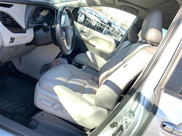 Used 2020 Toyota Sienna Limited image 18