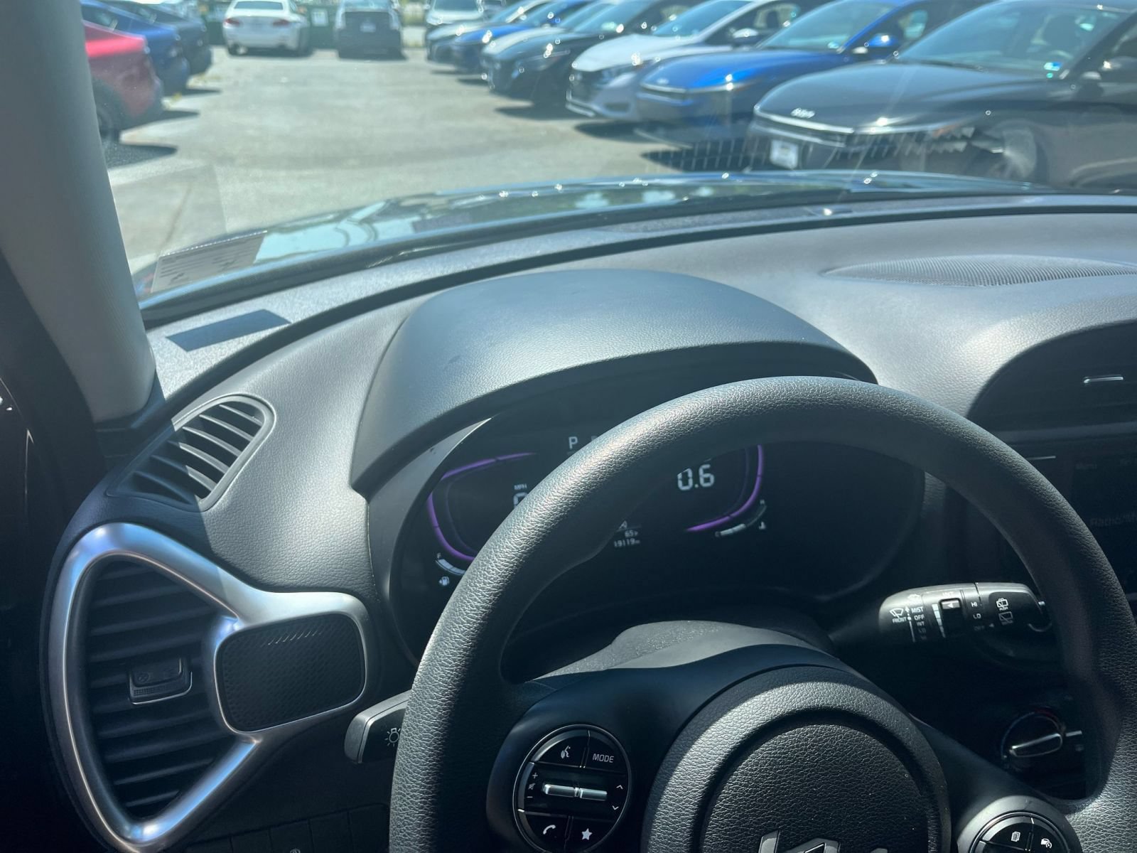 Used 2025 Kia Soul LX w/ LX Technology Package FWD image 32