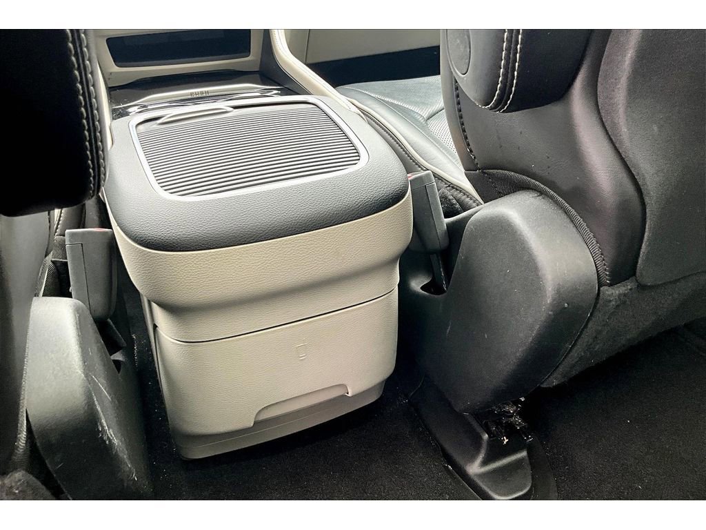 Used 2023 Chrysler Pacifica Limited image 31