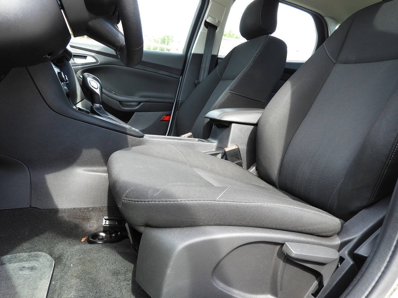 Used 2018 Ford Focus SE w/ Cold Weather Package FWD image 16