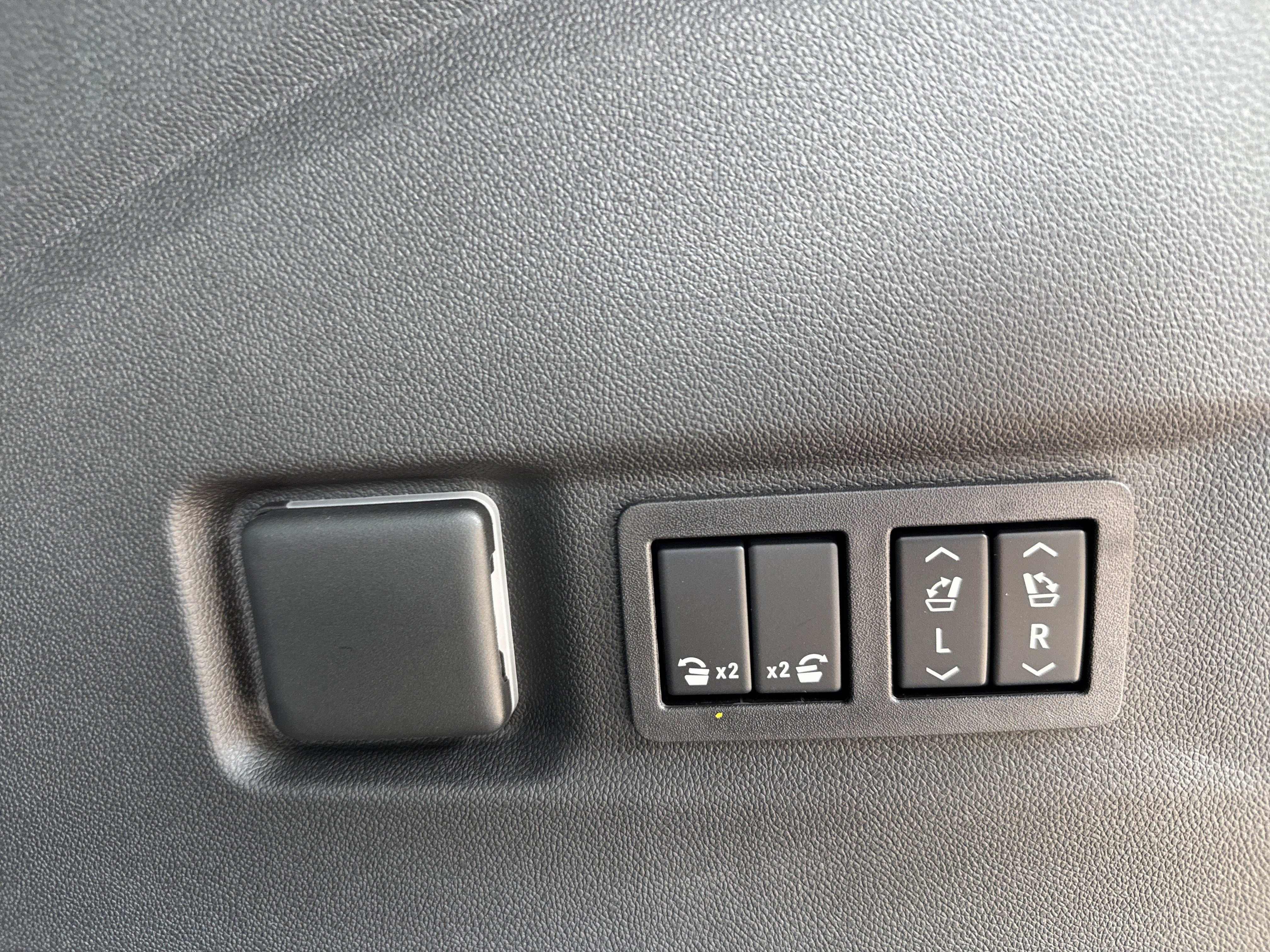 New 2026 GMC Yukon XL Denali w/ Denali Reserve Package RWD image 40