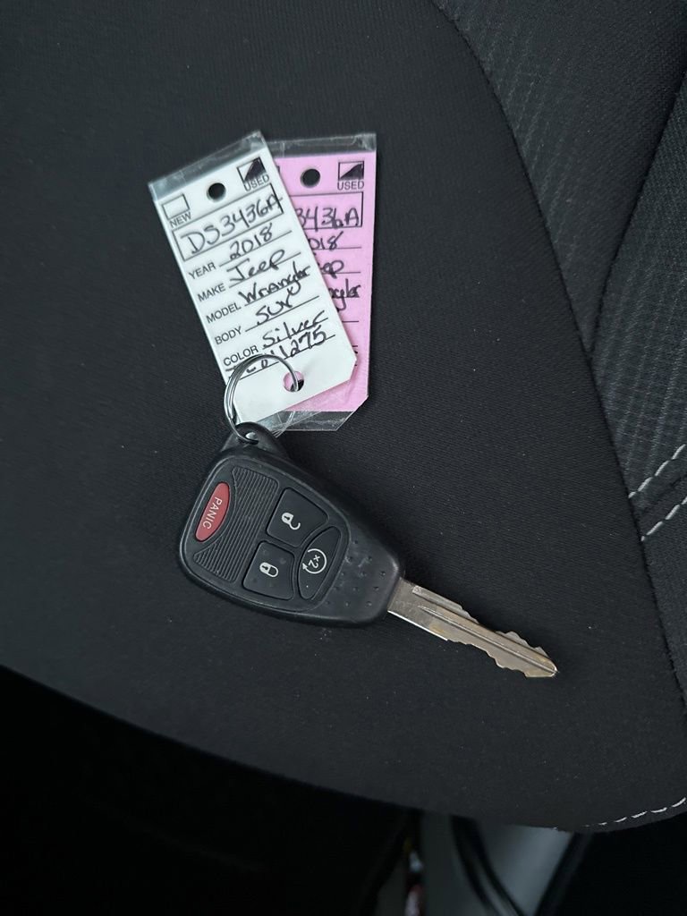 Used 2018 Jeep Wrangler Unlimited Sahara w/ Connectivity Group image 28