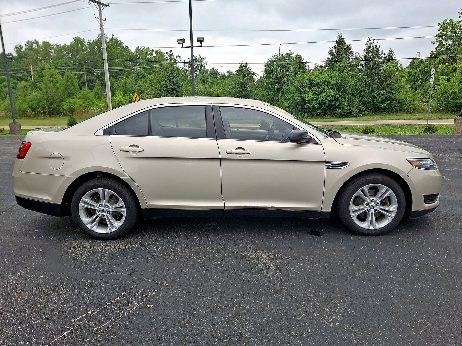 Used 2017 Ford Taurus SE FWD image 25