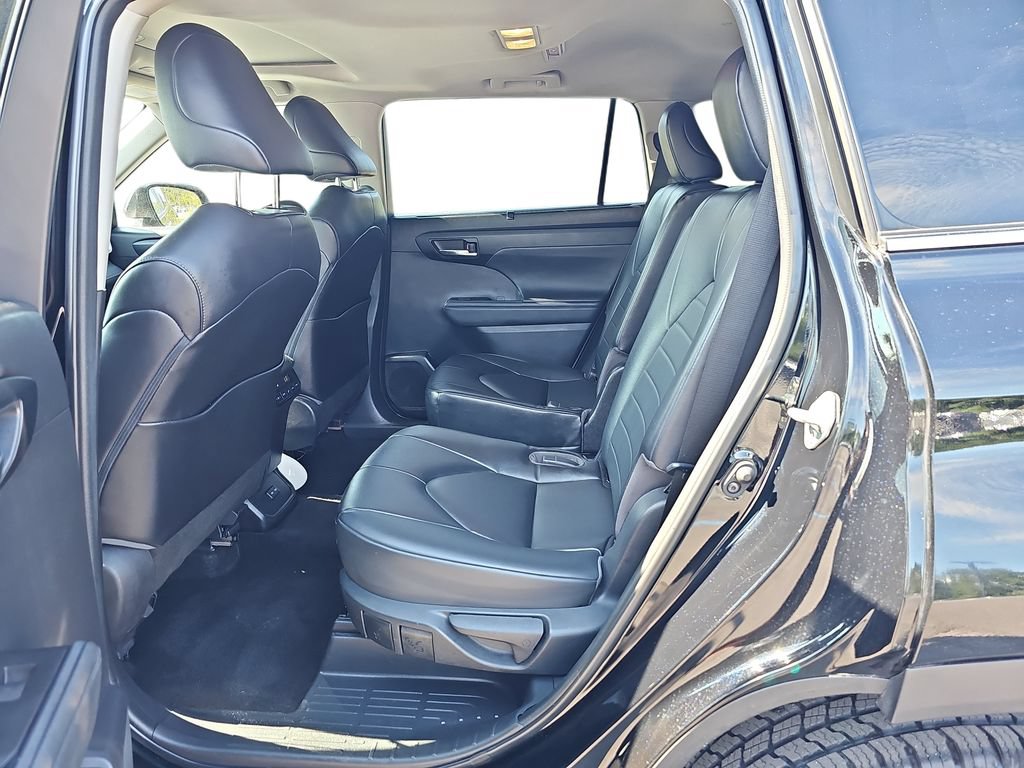 Used 2023 Toyota Highlander XLE AWD/4WD image 14