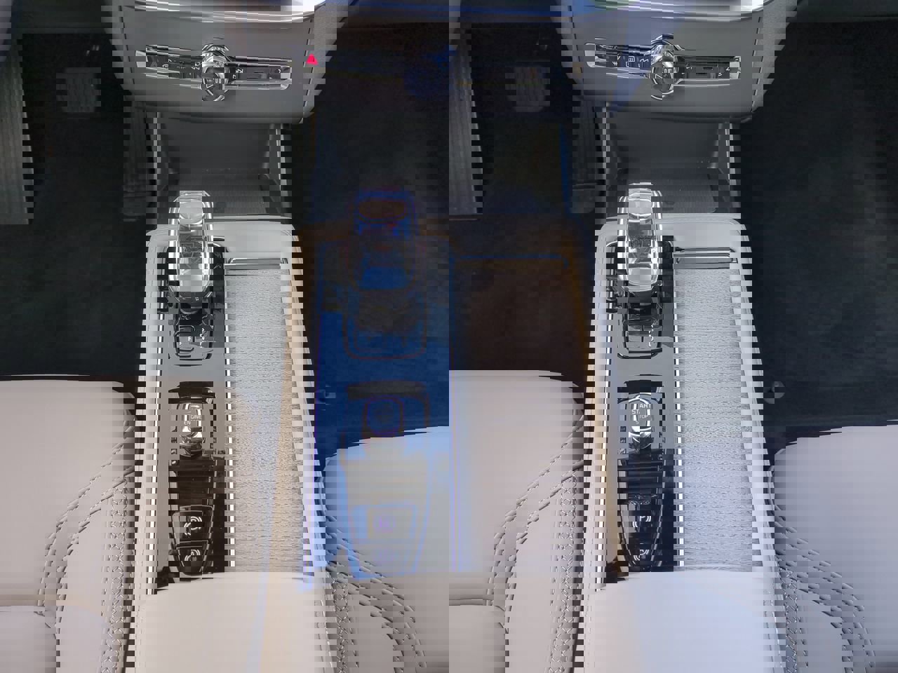 New 2026 Volvo XC90 B6 Plus w/ Protection Package Premier image 17