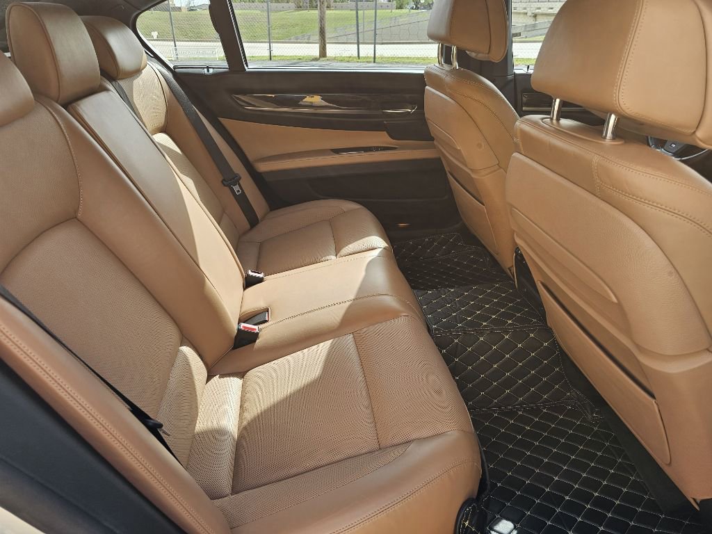 Used 2015 BMW 750Li xDrive image 19