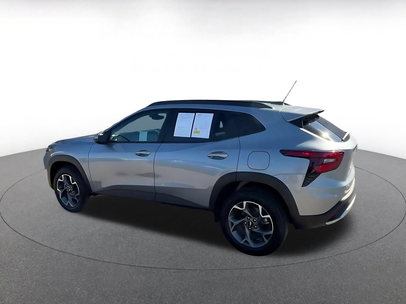 Used 2025 Chevrolet Trax LT w/ LT Convenience Package FWD image 8