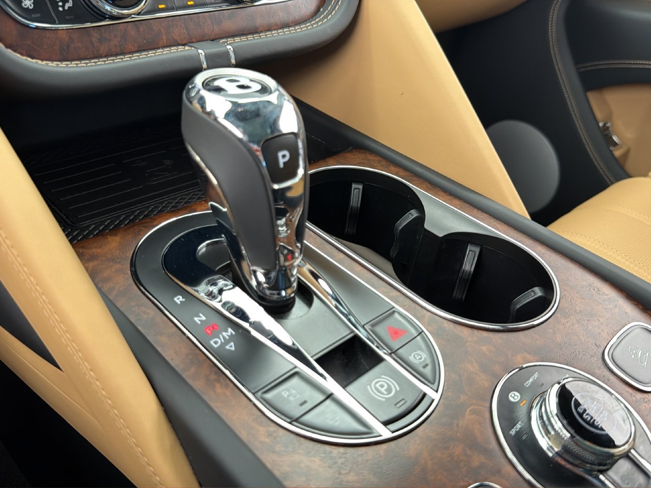Used 2025 Bentley Bentayga AWD/4WD image 28