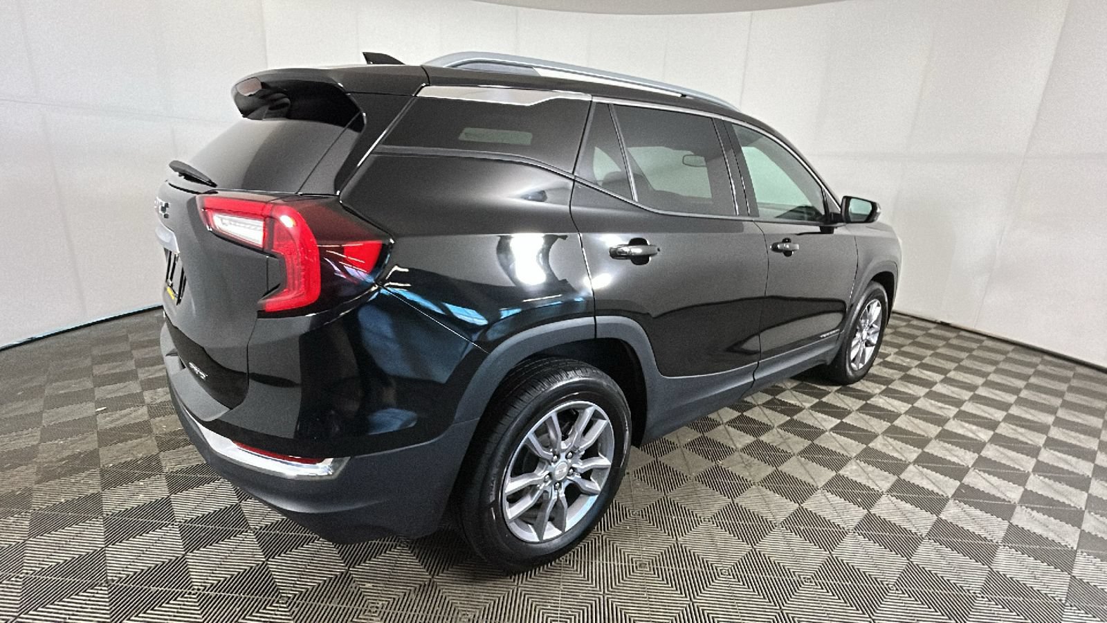 Used 2024 GMC Terrain SLT AWD/4WD image 4