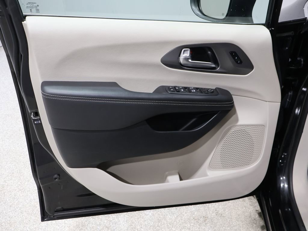 Used 2023 Chrysler Pacifica Touring-L FWD image 13