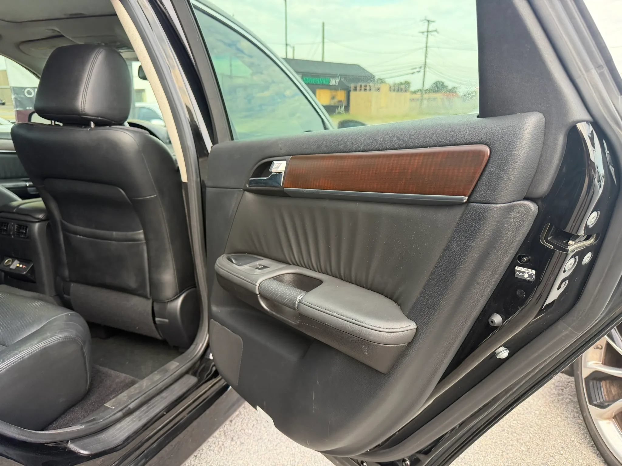 Used 2010 INFINITI M35 w/ Technology Pkg RWD image 11