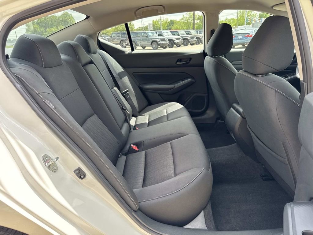 Used 2025 Nissan Altima 2.5 SV FWD image 19