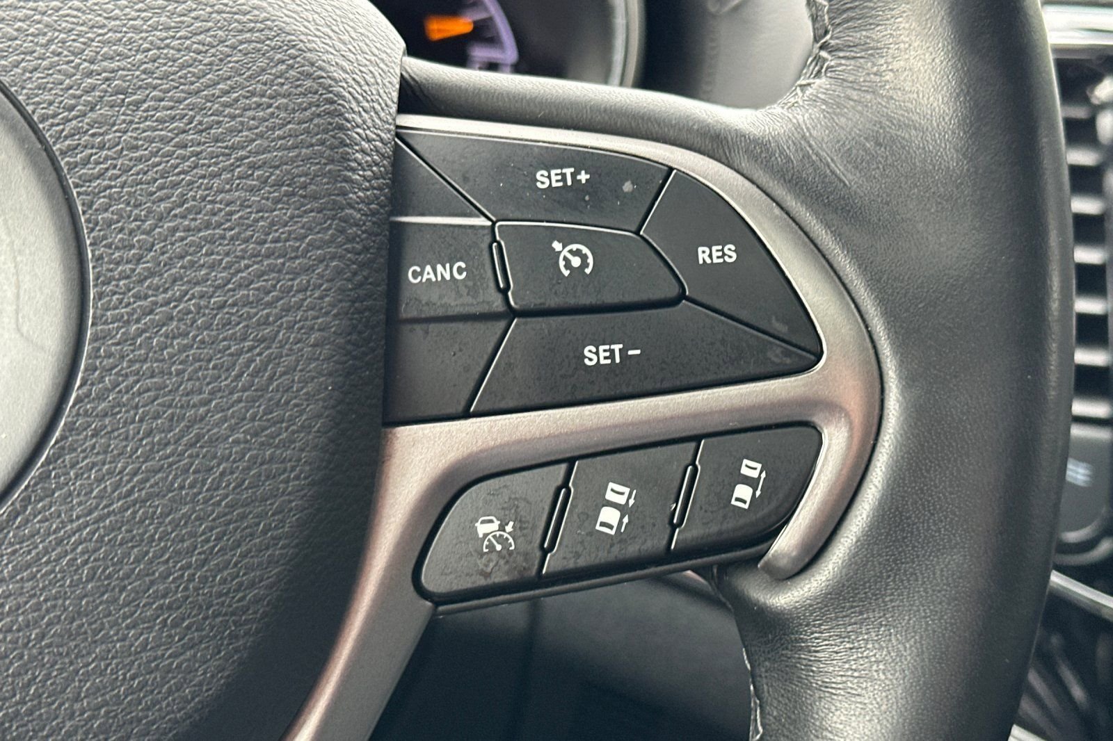 Used 2019 Jeep Grand Cherokee Overland AWD/4WD image 29