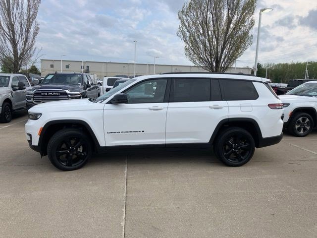 Used 2023 Jeep Grand Cherokee L Laredo AWD/4WD image 5